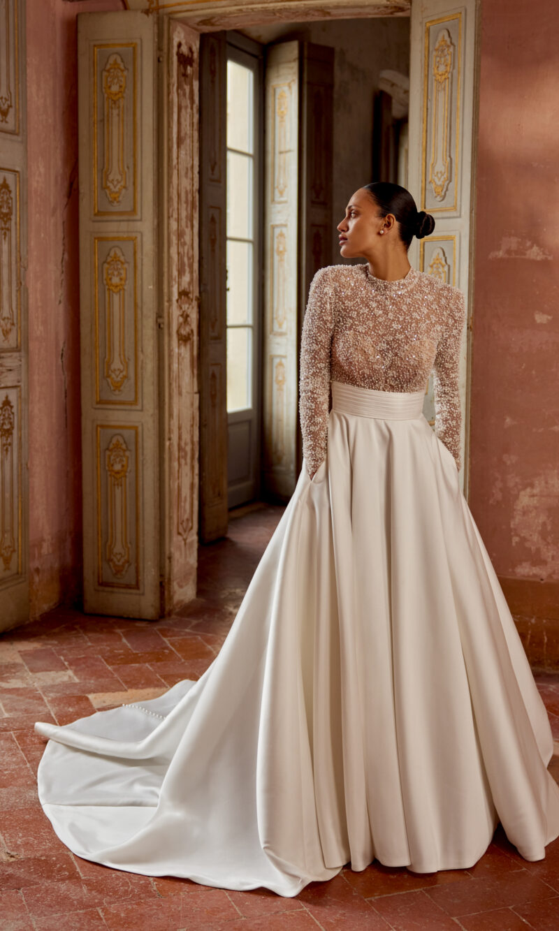 perlebesat kjole med lange ærmer og åben ryg fra Justin Alexander